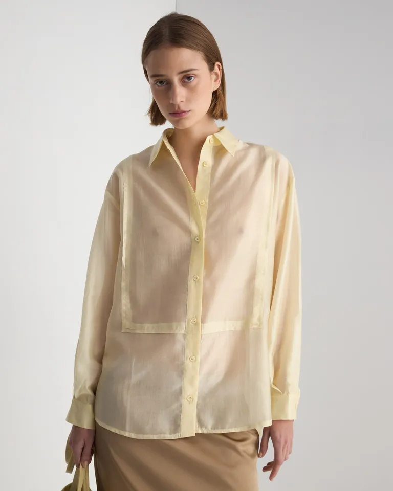 Camisa beige de estilo oversize y manga larga hecha de un tejido suave y transparente de Prüne en Camisas para argentina