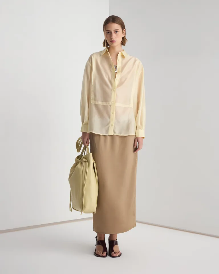 Camisa beige de estilo oversize y manga larga hecha de un tejido suave y transparente de Prüne en Camisas para argentina