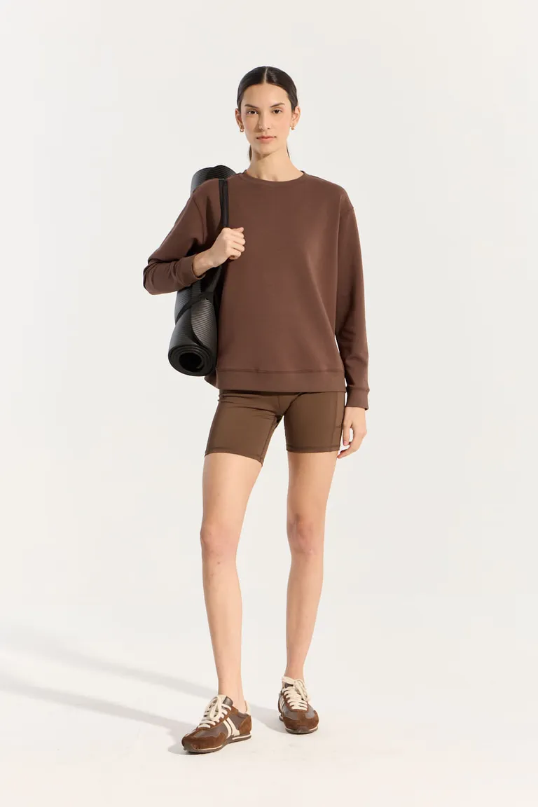 Buzo básico de silueta recta en tono marrón, un básico atemporal y versátil de Portsaid en Buzos y Sweaters para argentina