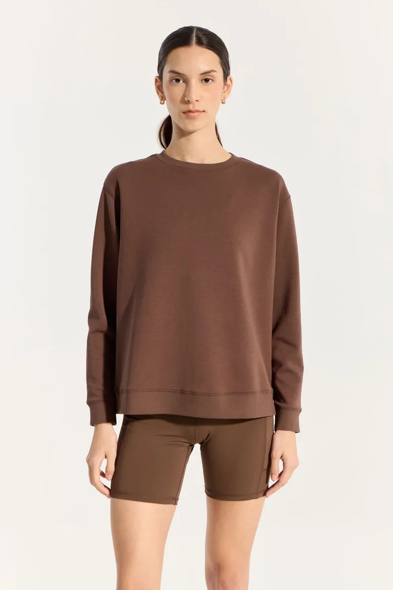 Buzo básico de silueta recta en tono marrón, un básico atemporal y versátil de Portsaid en Buzos y Sweaters para argentina