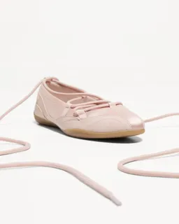 Bailarina deportiva atada de Bershka en Ballerinas para argentina