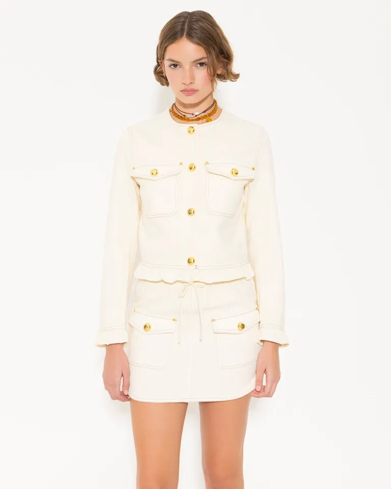 Chaqueta de denim blanca con detalles en volados y broches dorados de Jazmin Chebar en Chaquetas para argentina