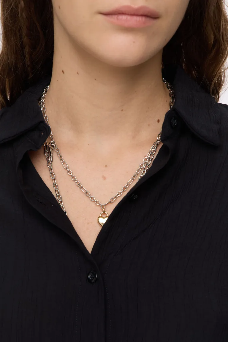 Camisa de mujer con cuello clásico, cierre de botones frontales y mangas largas con puño de Cuesta Blanca en Camisas para argentina