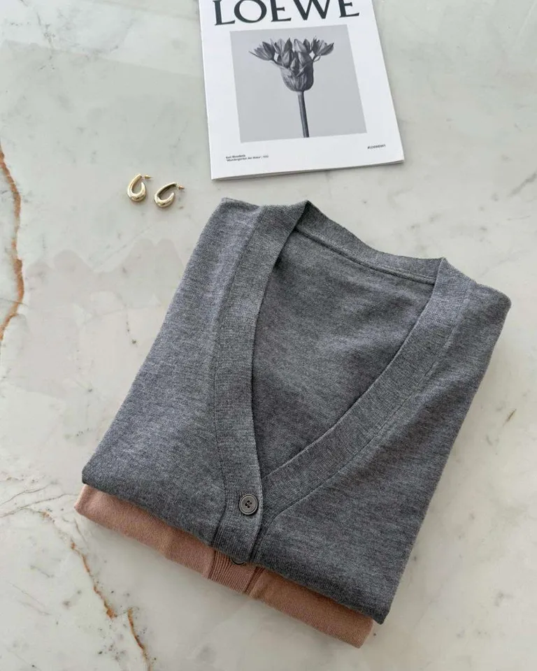 Saco de punto gris abotonado, pieza versátil y sofisticada para el armario de mujer de Hesed en Chaquetas para argentina