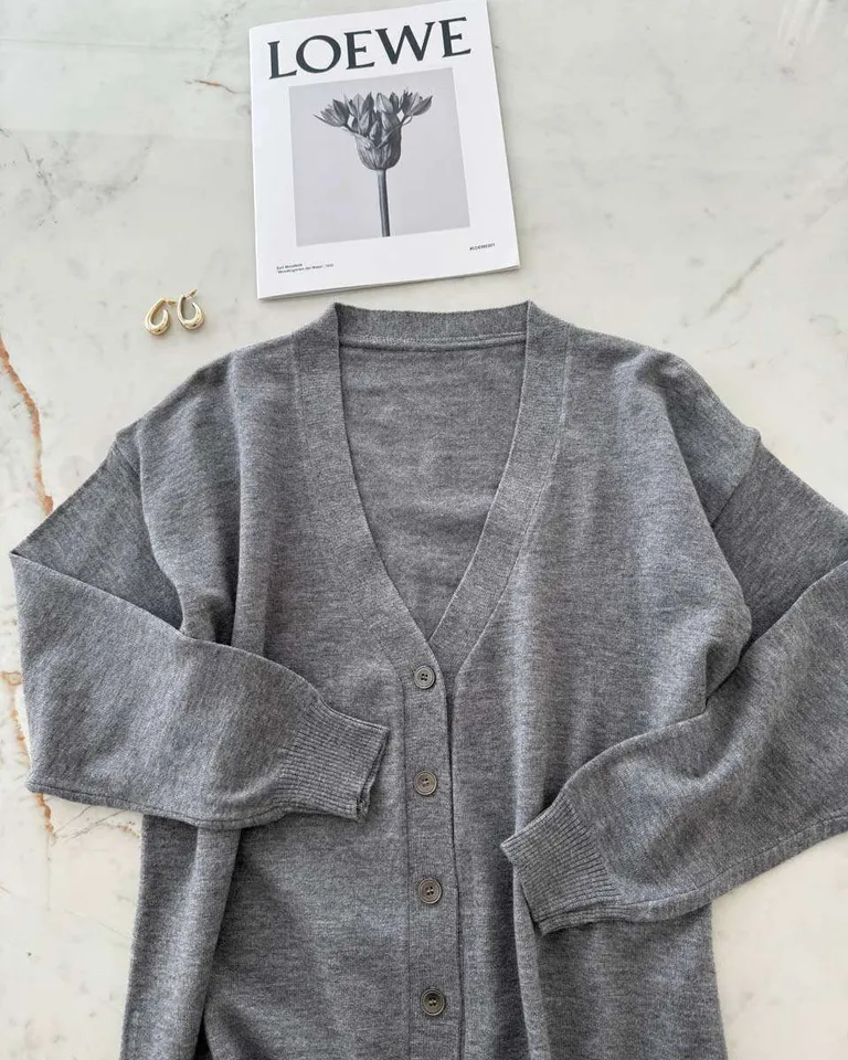 Saco de punto gris abotonado, pieza versátil y sofisticada para el armario de mujer de Hesed en Chaquetas para argentina