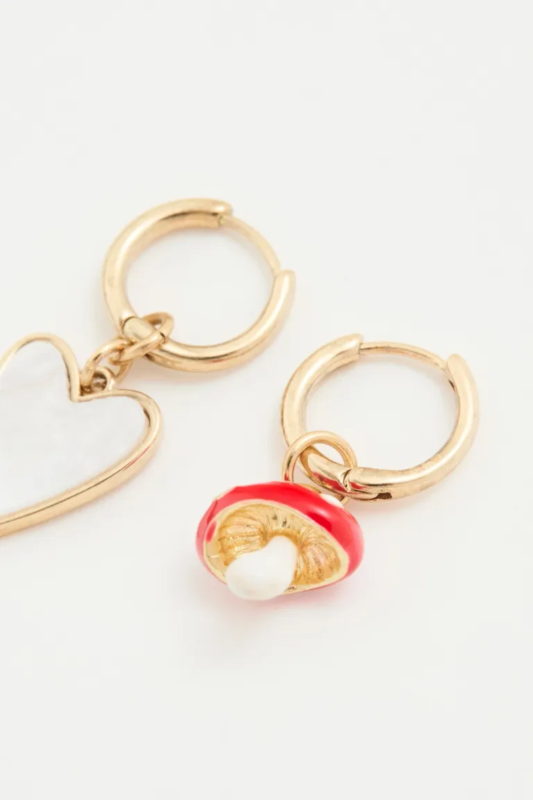 Aretes de aro dorados con dijes de corazón y honguito metálico de Rapsodia en Bijouterie para argentina