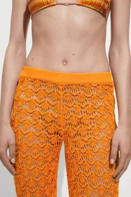 Pantalón crochet flare de Mango en Pantalones para argentina
