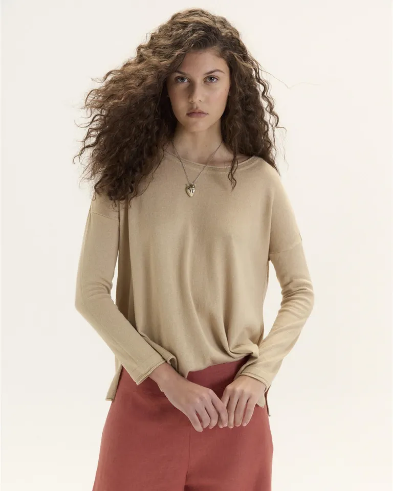 Remera de manga larga en tono rojo con escote bote y corte regular de Blue Sheep en Remeras para argentina