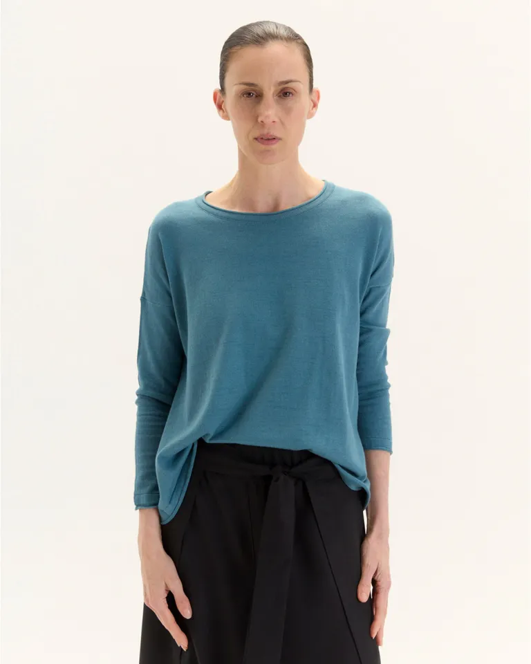 Remera de manga larga en tono rojo con escote bote y corte regular de Blue Sheep en Remeras para argentina