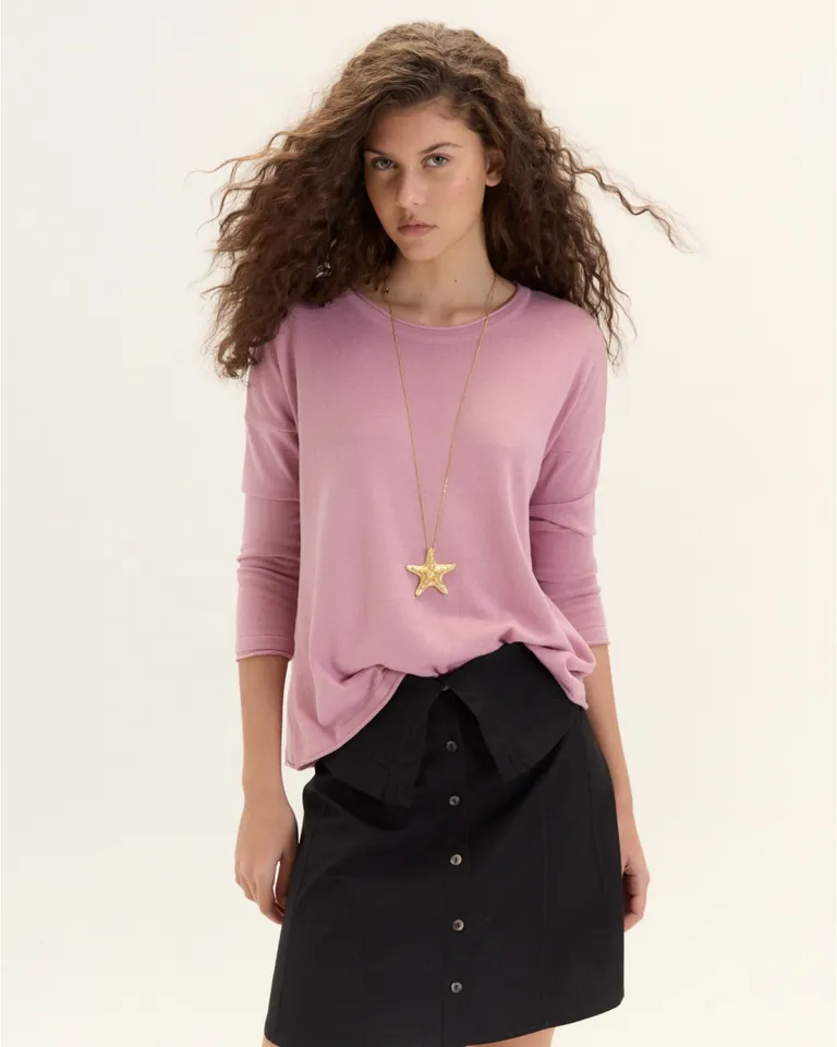 Remera de manga larga en tono rojo con escote bote y corte regular de Blue Sheep en Remeras para argentina