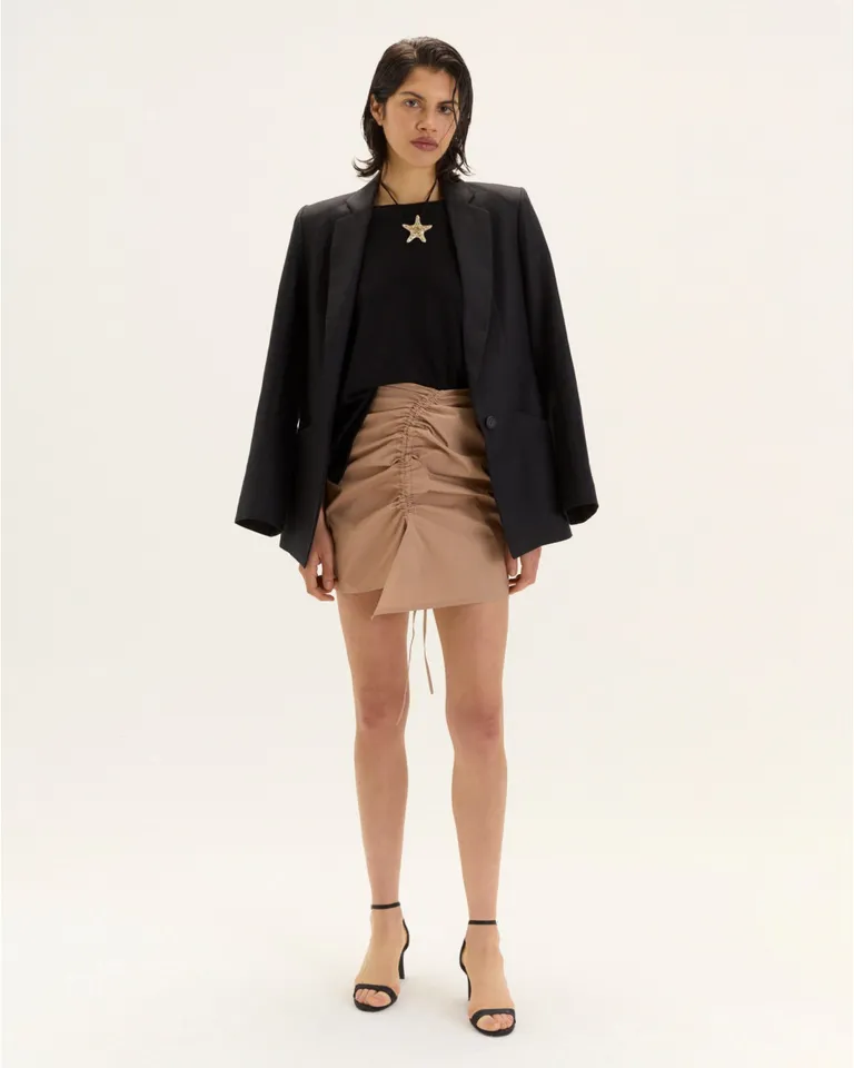 Remera de manga larga en tono rojo con escote bote y corte regular de Blue Sheep en Remeras para argentina