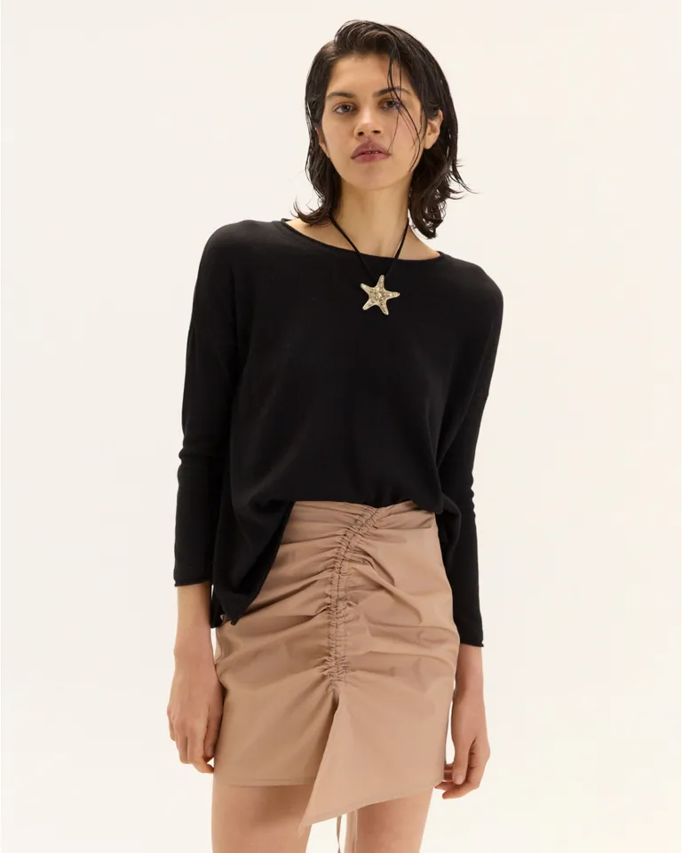 Remera de manga larga en tono rojo con escote bote y corte regular de Blue Sheep en Remeras para argentina