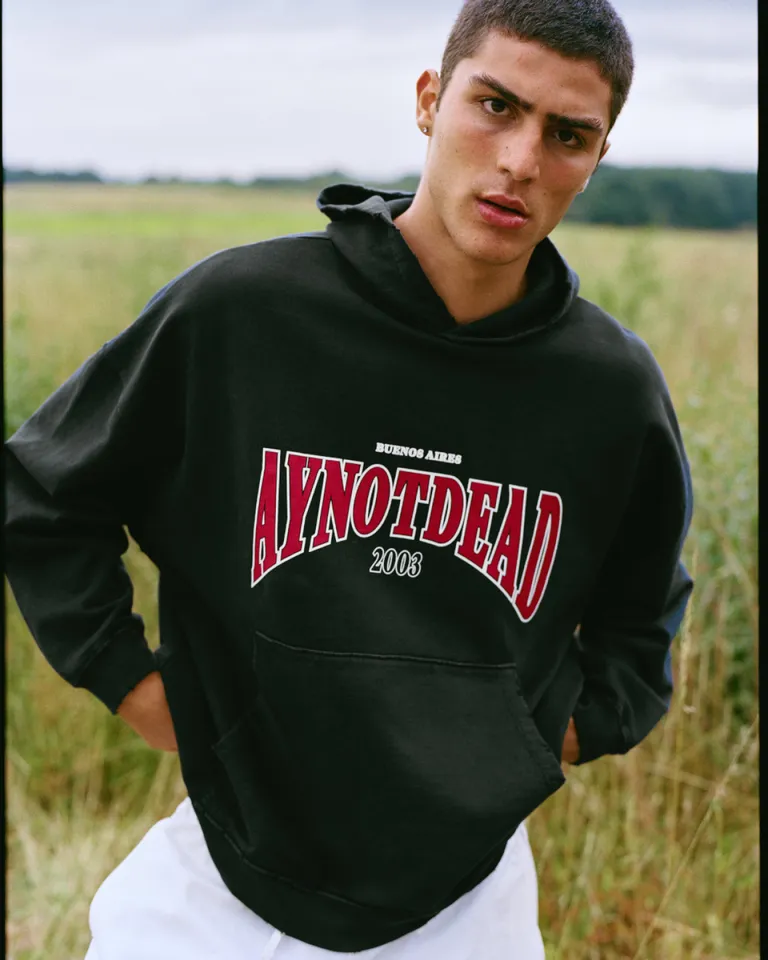 Buzo con capucha y bolsillo canguro en diseño oversized y rústico con estampa del logo de Ay Not Dead en Buzos y Sweaters para argentina