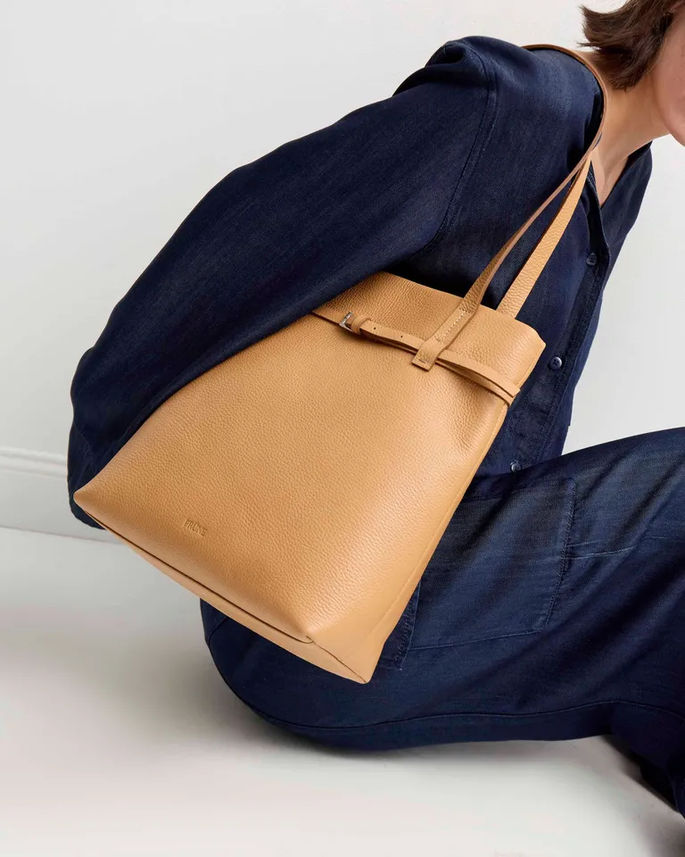 Elegante cartera tote en cuero graneado con detalles en hebilla de Prüne en Bolsos y Carteras para argentina