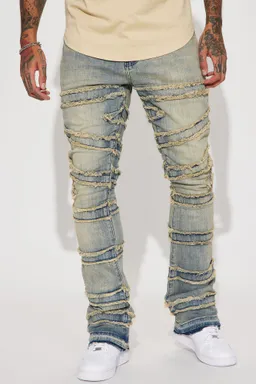 Jeans acampanados desflecados de Fashion Nova en Pantalones para argentina