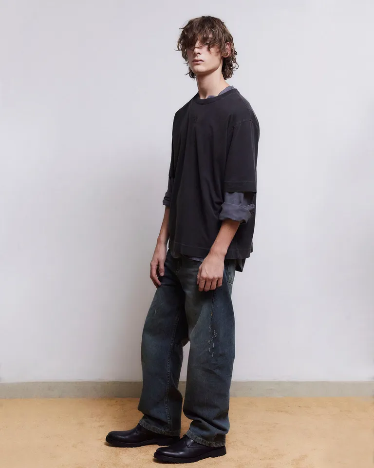 Remera de manga corta con diseño lavado acid negro en calce oversize y logo estampado de Prüne en Remeras para argentina