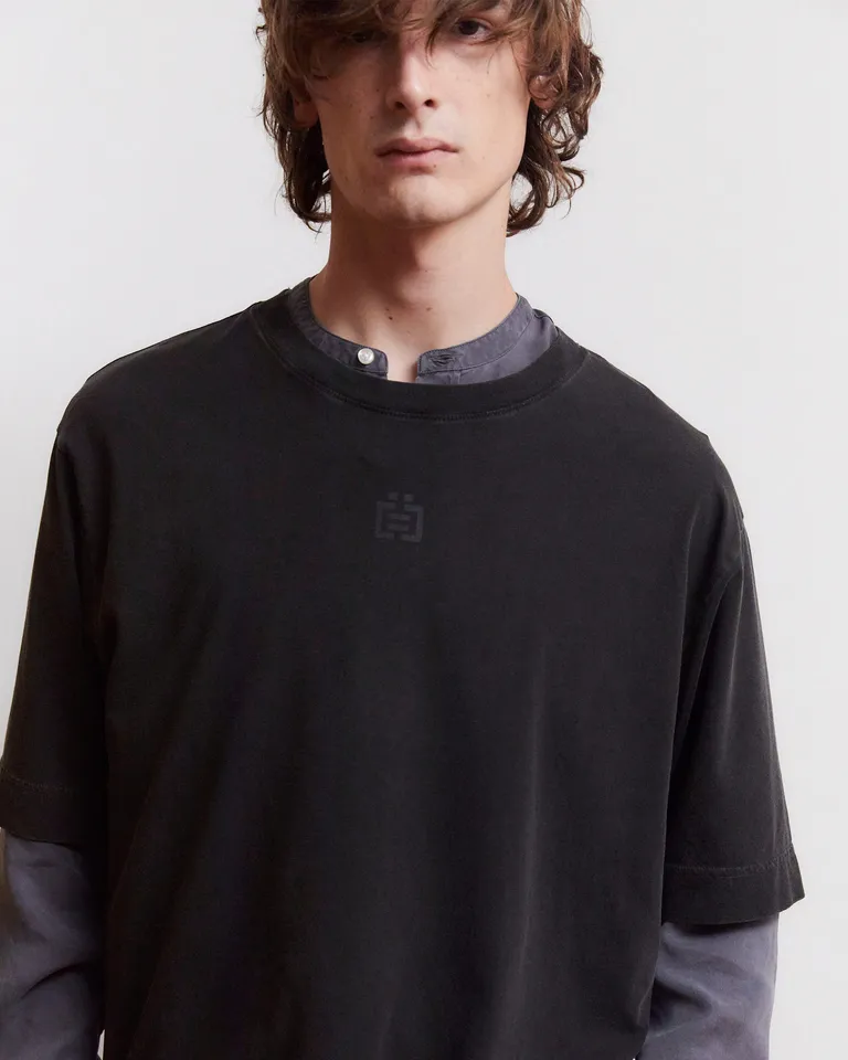 Remera de manga corta con diseño lavado acid negro en calce oversize y logo estampado de Prüne en Remeras para argentina