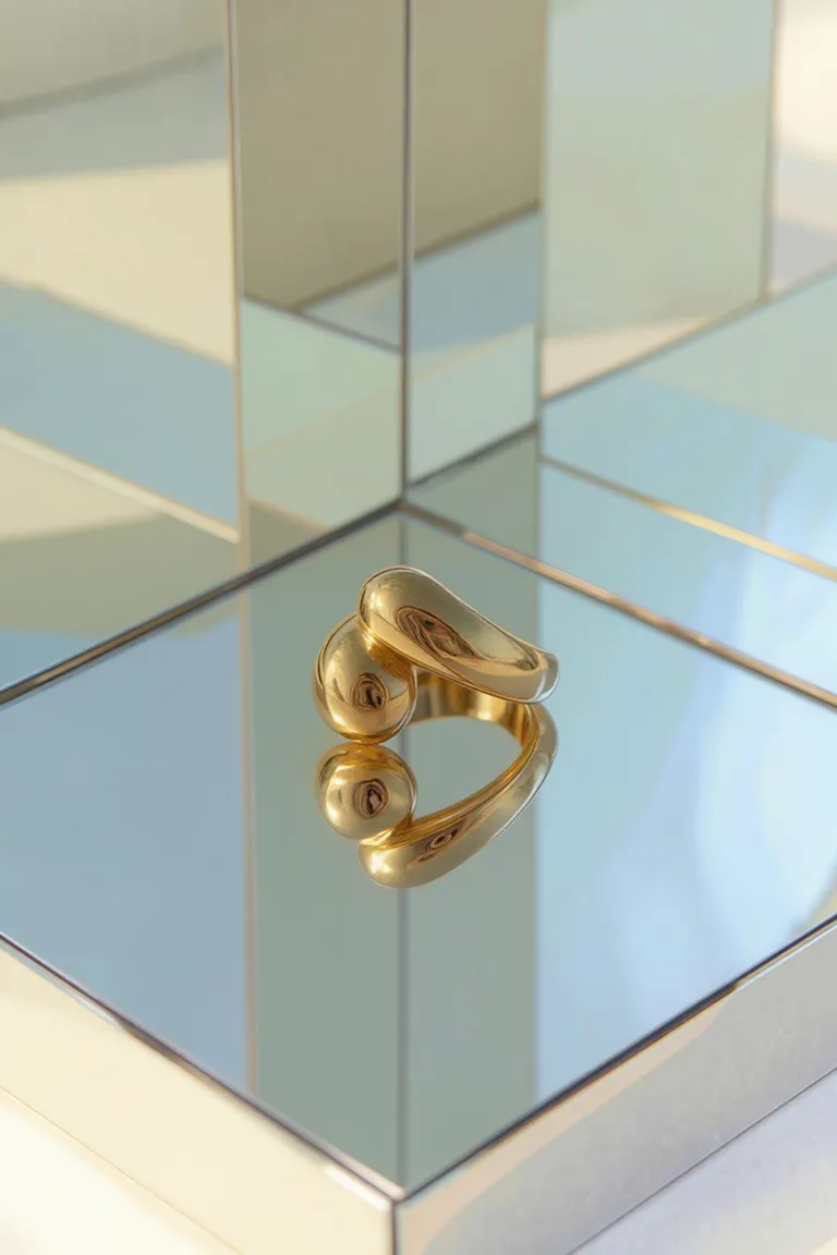 Anillo dorado de diseño orgánico y ajuste regulable de Maria Cher en Bijouterie para argentina