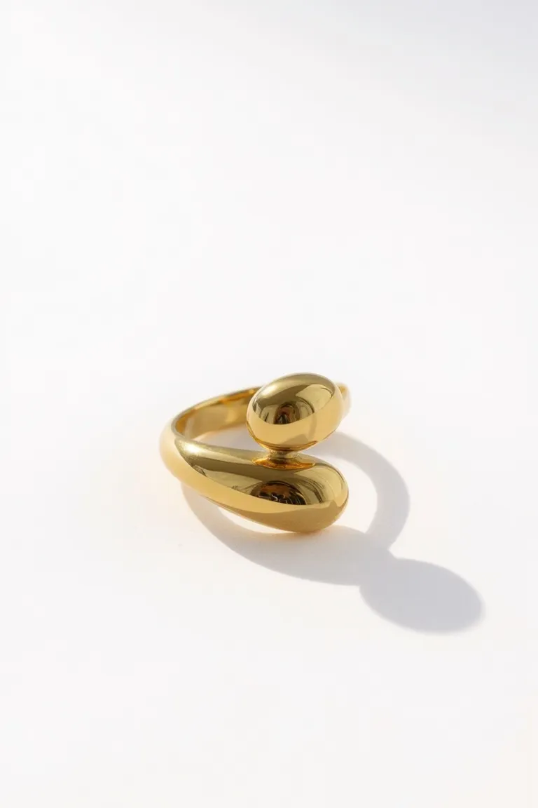 Anillo dorado de diseño orgánico y ajuste regulable de Maria Cher en Bijouterie para argentina