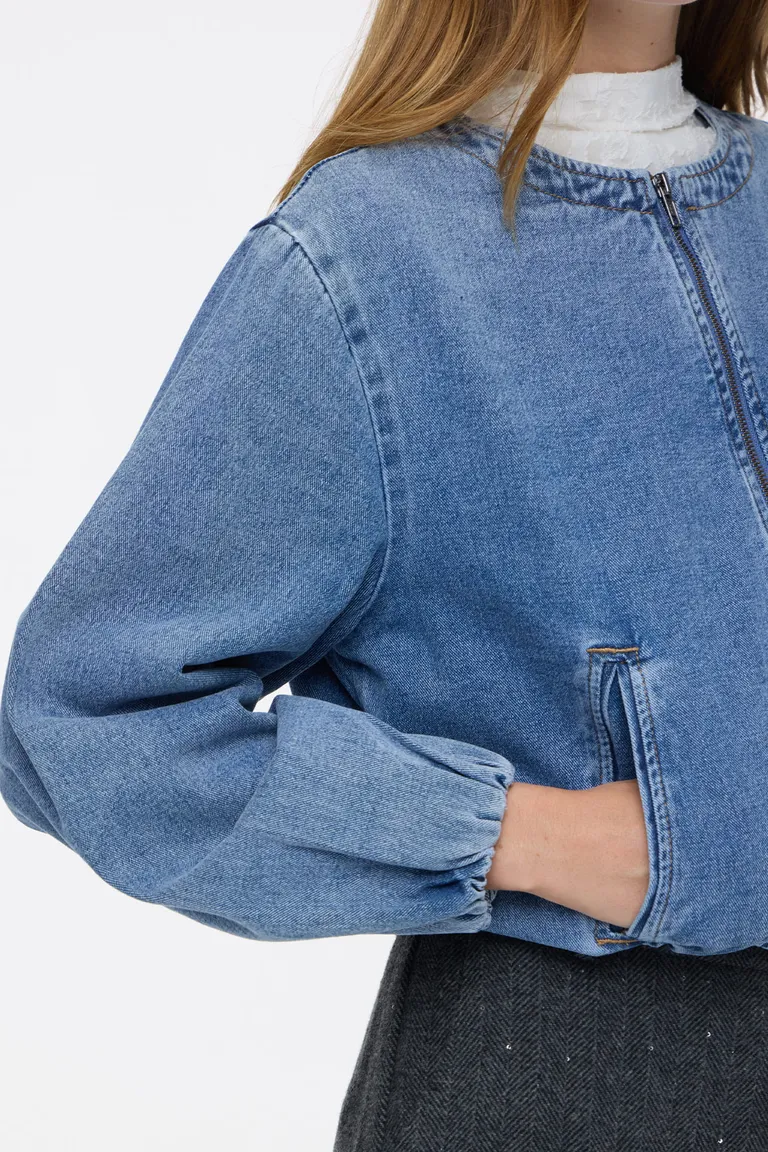 Campera bomber de denim con cierre frontal, cuello redondo, mangas amplias y elástico en puños y cintura de Cuesta Blanca en Chaquetas para argentina