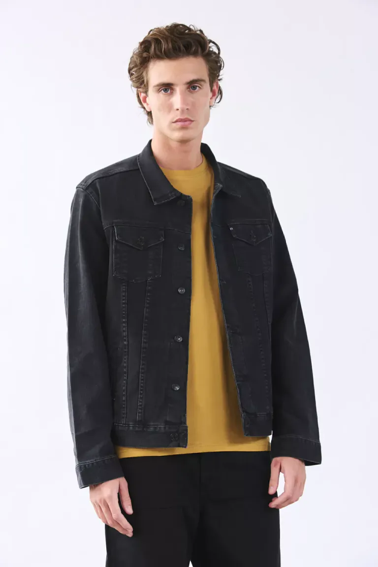 Campera de jean negra, con calce slim y diseño elegante de Bensimon en Abrigos y Camperas para argentina