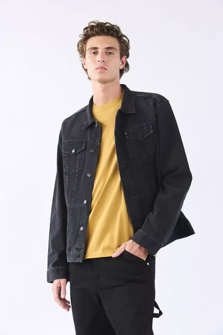 Campera de jean negra, con calce slim y diseño elegante de Bensimon en Abrigos y Camperas para argentina