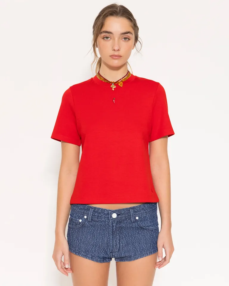 Remera roja confeccionada en jersey pesado con bordado de chili en el delantero de Jazmin Chebar en Remeras para argentina