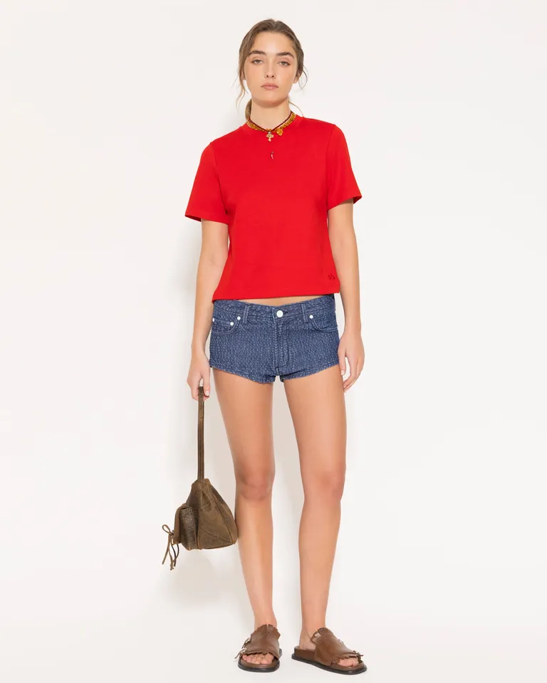 Remera roja confeccionada en jersey pesado con bordado de chili en el delantero de Jazmin Chebar en Remeras para argentina