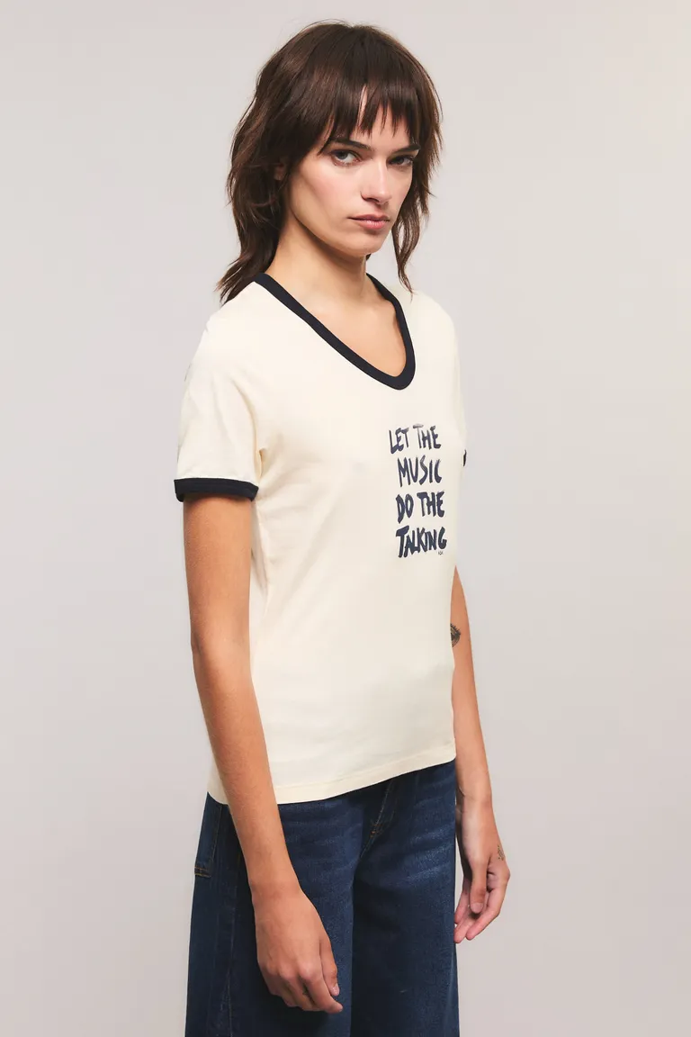 Remera de corte clásico con frase estampada en frente y detalles en bordes de cuello y mangas de Kosiuko en Remeras para argentina