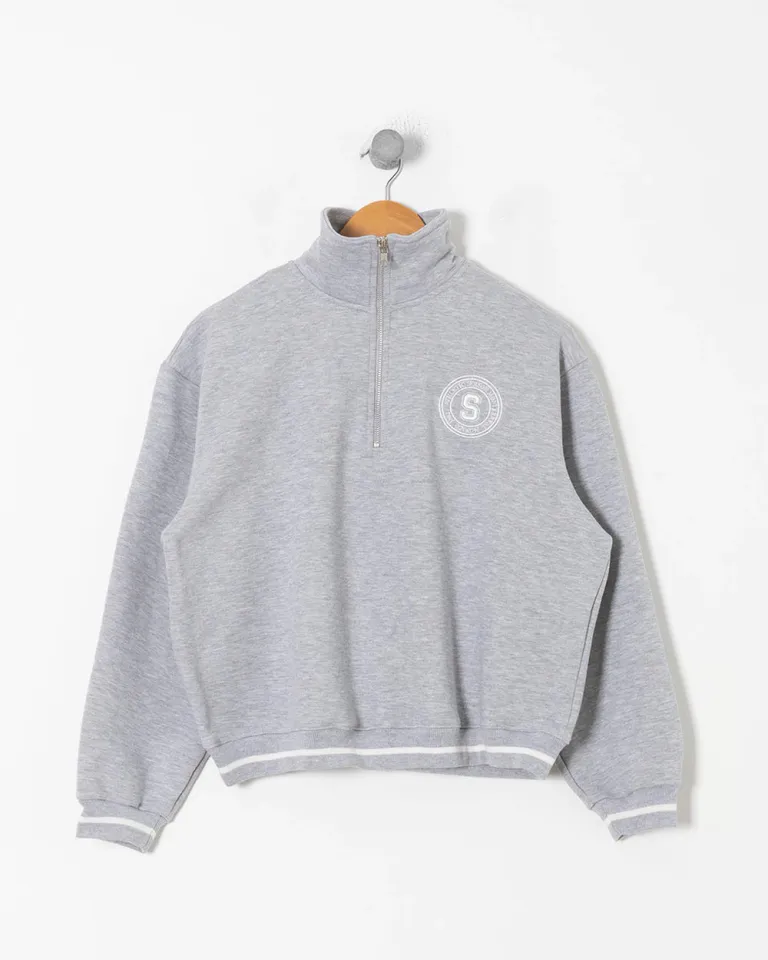 Buzo gris con cierre y bordado, una pieza versátil y de tendencia de Sky en Buzos y Sweaters para argentina