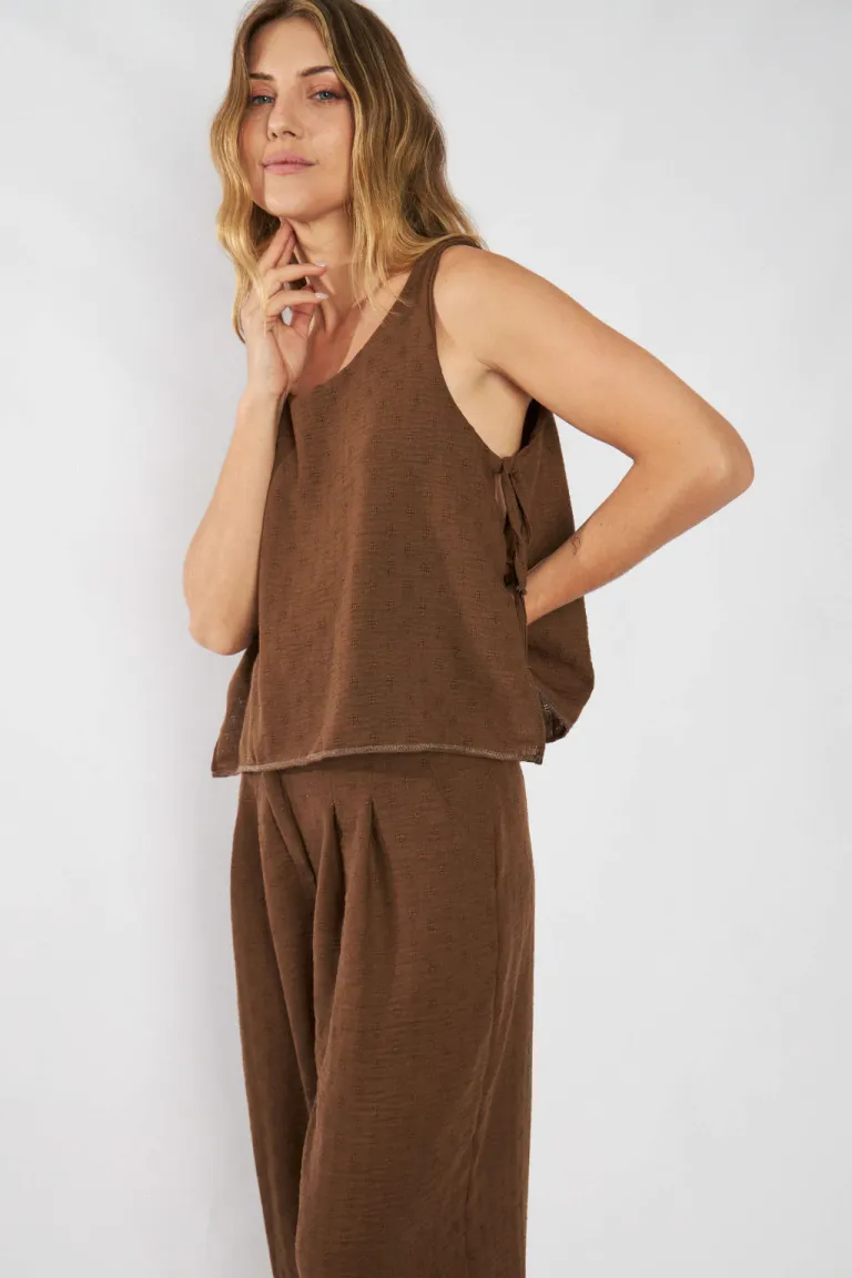 Blusa de lino calado con aberturas laterales y tiras de ajuste de Belle en Blusas para argentina