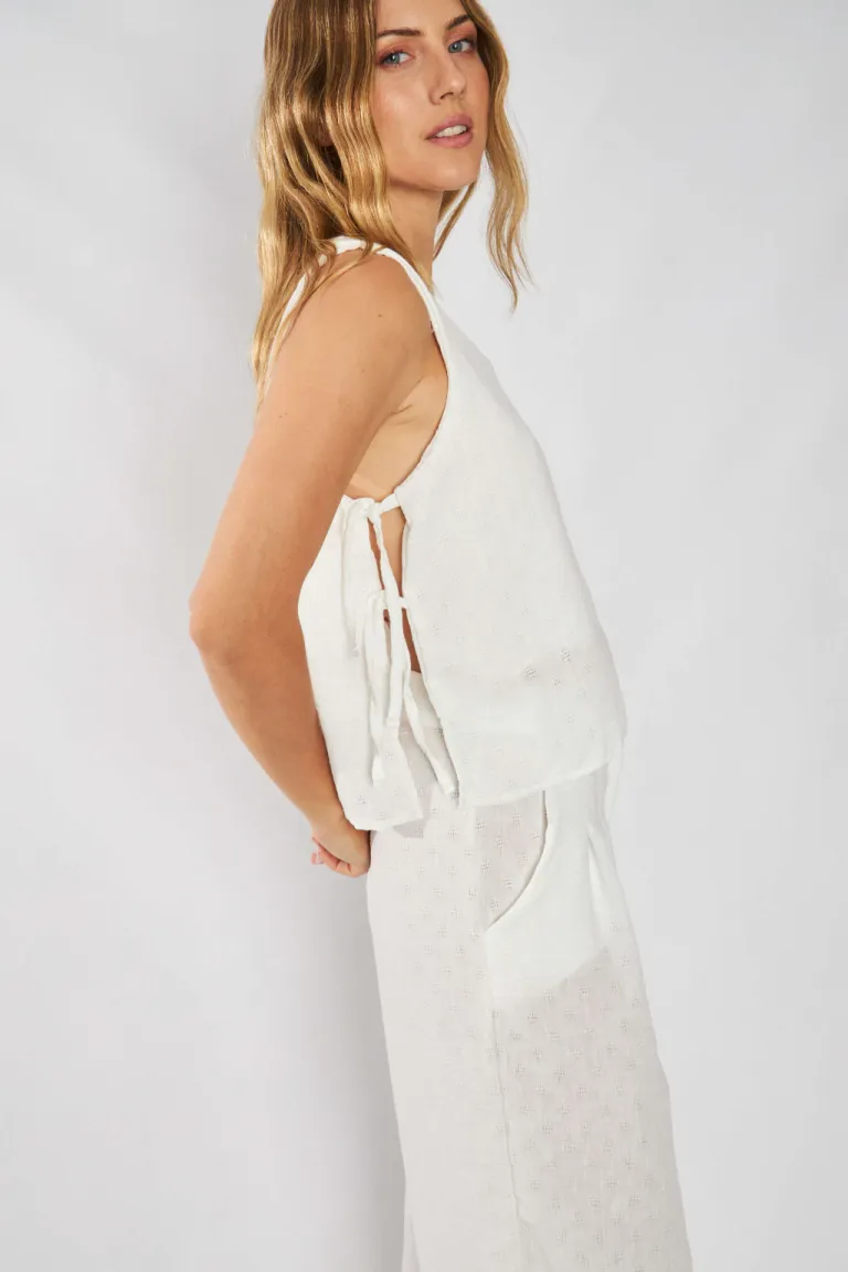 Blusa de lino calado con aberturas laterales y tiras de ajuste de Belle en Blusas para argentina