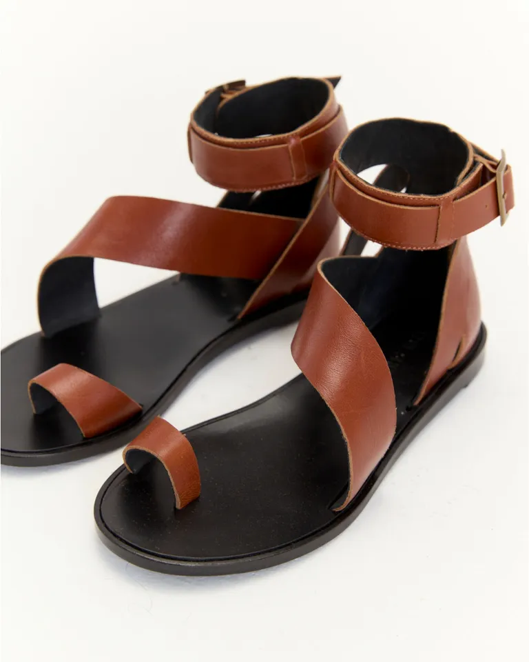 Sandalias de cuero con tiras y talonera ajustable para un calce perfecto de Blue Sheep en Sandalias para argentina