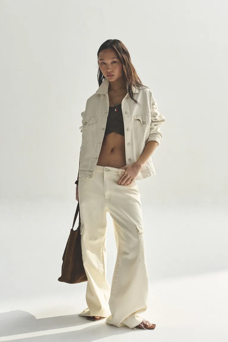 Chaqueta blanca de corte clásico y diseño moderno de Akiabara en Chaquetas para argentina