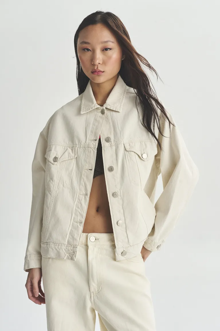 Chaqueta blanca de corte clásico y diseño moderno de Akiabara en Chaquetas para argentina