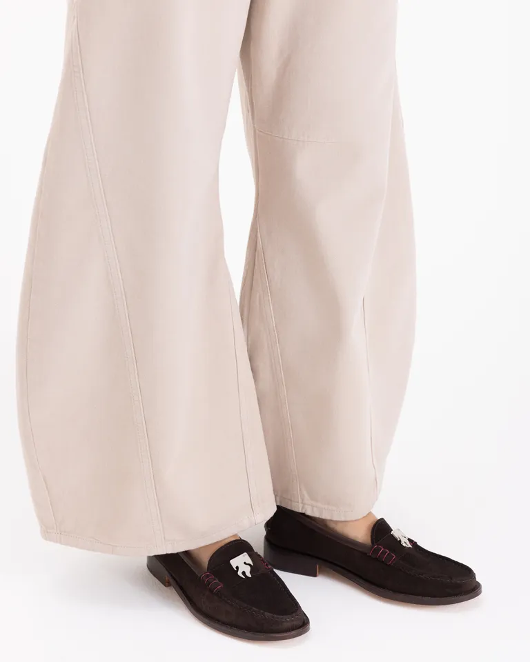 Mocasines planos de mujer con aplique metálico y suela grabada con detalle de diseño de Jazmin Chebar en Mocasines para argentina