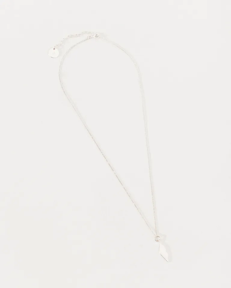 Collar ajustable con dije de labios plateado, el perfecto accesorio para realzar tu estilo de Jazmin Chebar en Bijouterie para argentina