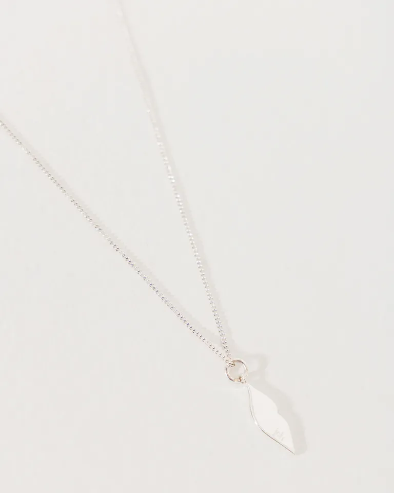 Collar ajustable con dije de labios plateado, el perfecto accesorio para realzar tu estilo de Jazmin Chebar en Bijouterie para argentina