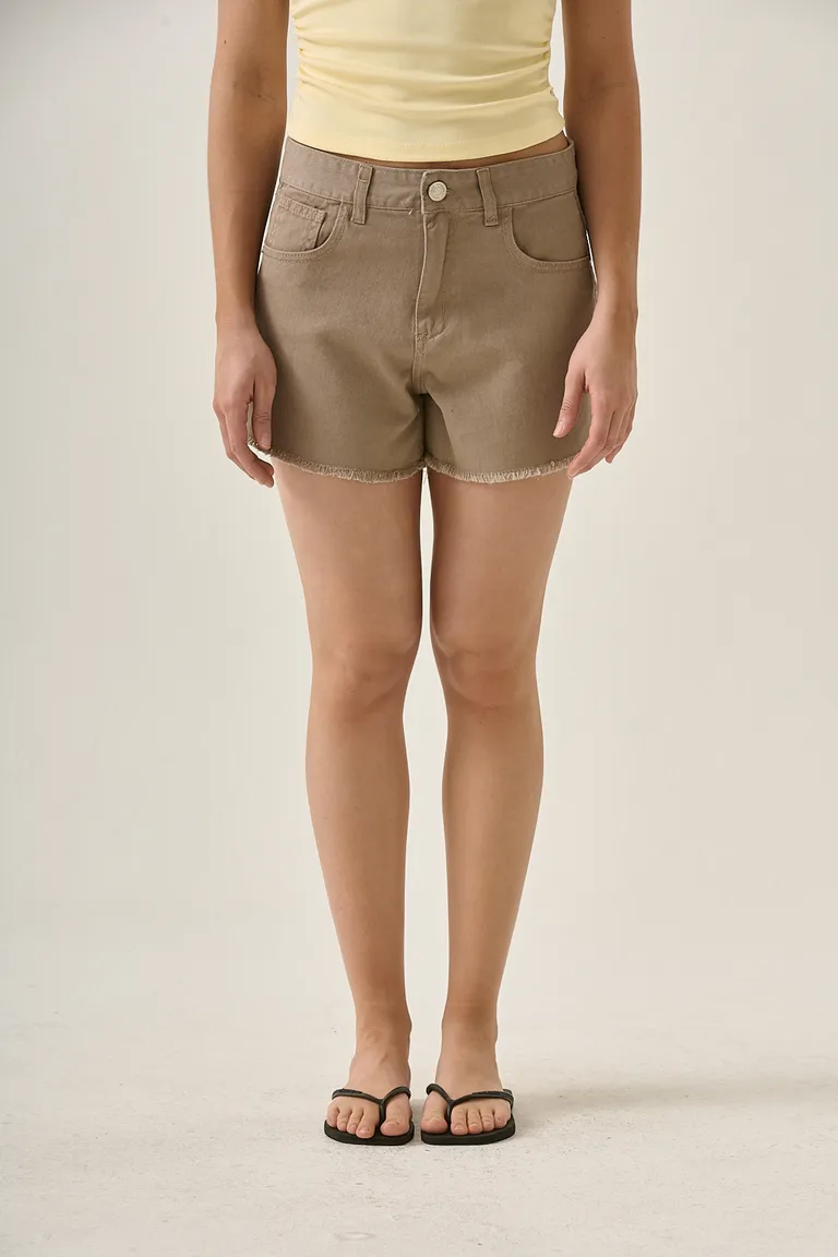 Shorts de denim rígido con ruedo desflecado y calce clásico, adaptables y versátiles para el día a día de Sweet en Shorts para argentina