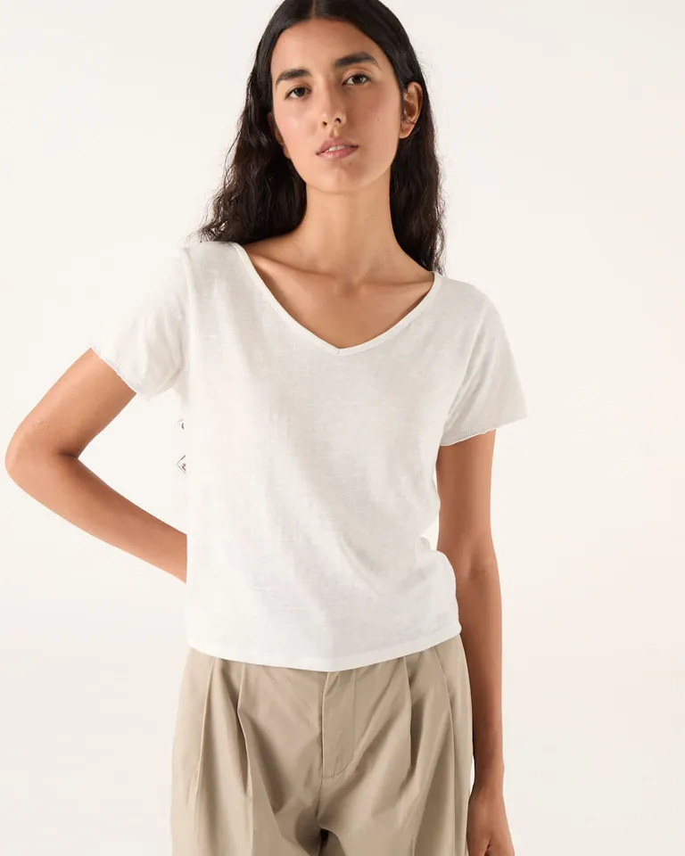 Remera de mujer con escote en V y mangas cortas de corte recto y calce regular de Furzai en Remeras para argentina
