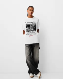 Remera gossip girl oversize de Bershka en Remeras para argentina