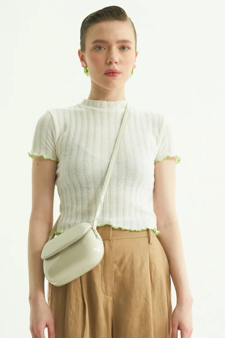 Remera blanca con textura ondulada y detalles de bordado en mangas de Las Pepas en Remeras para argentina