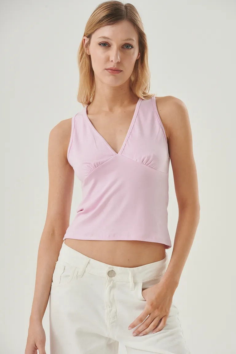 Musculosa femenina con escote en V cruzado y breteles anchos, perfecta para lucir un estilo casual y fresco de Sweet en Tops para argentina