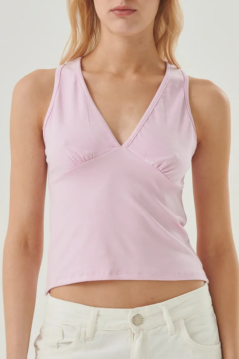 Musculosa femenina con escote en V cruzado y breteles anchos, perfecta para lucir un estilo casual y fresco de Sweet en Tops para argentina