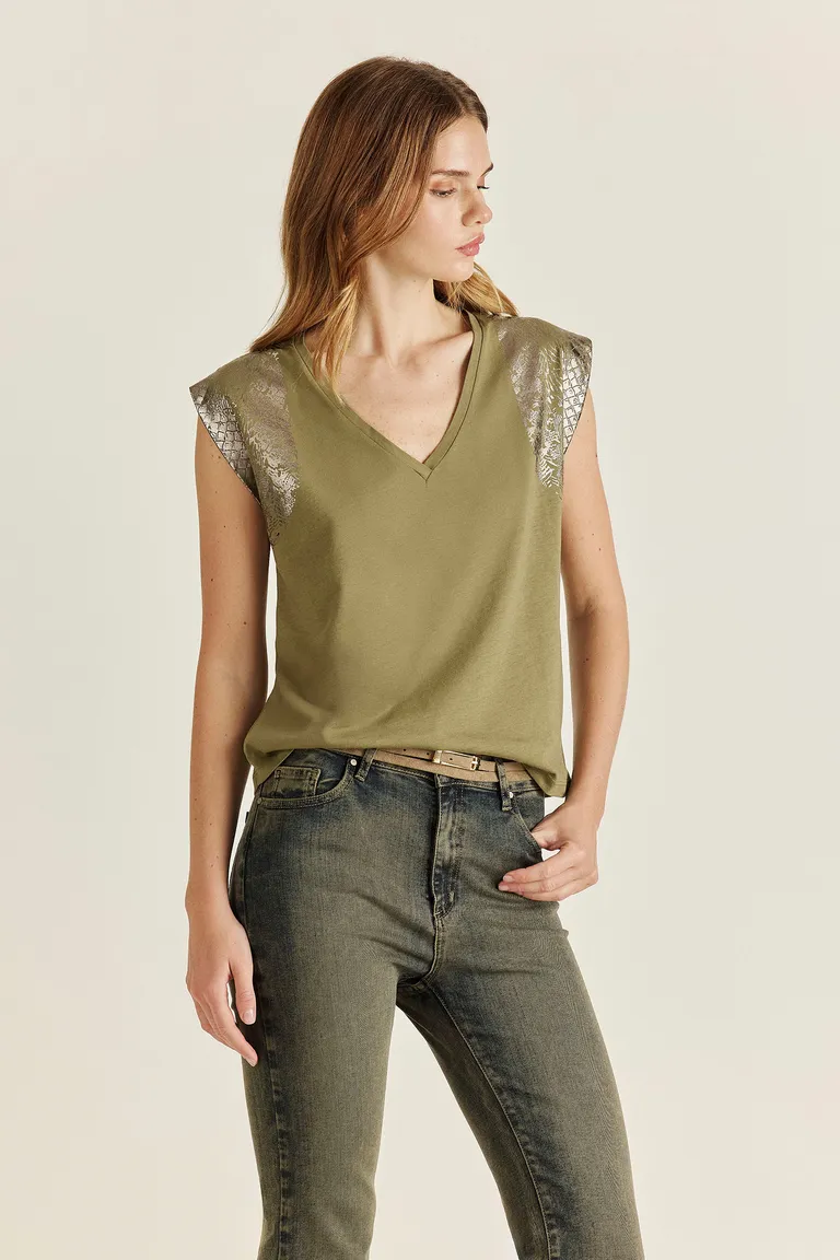 Remera con estampado exclusivo y detalles en foil de Tucci en Remeras para argentina