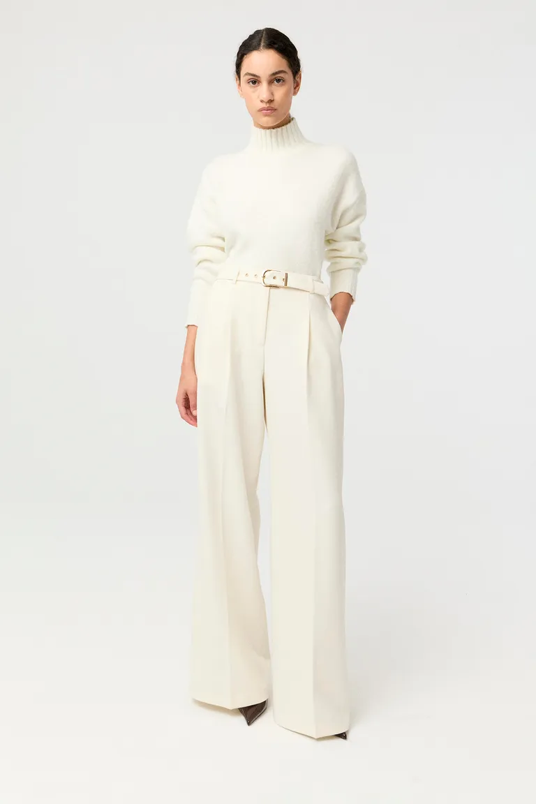 Pantalón de sastrería tiro alto con pierna ancha, doble pinza frontal y cinturón con hebilla metálica de Markova en Pantalones para argentina