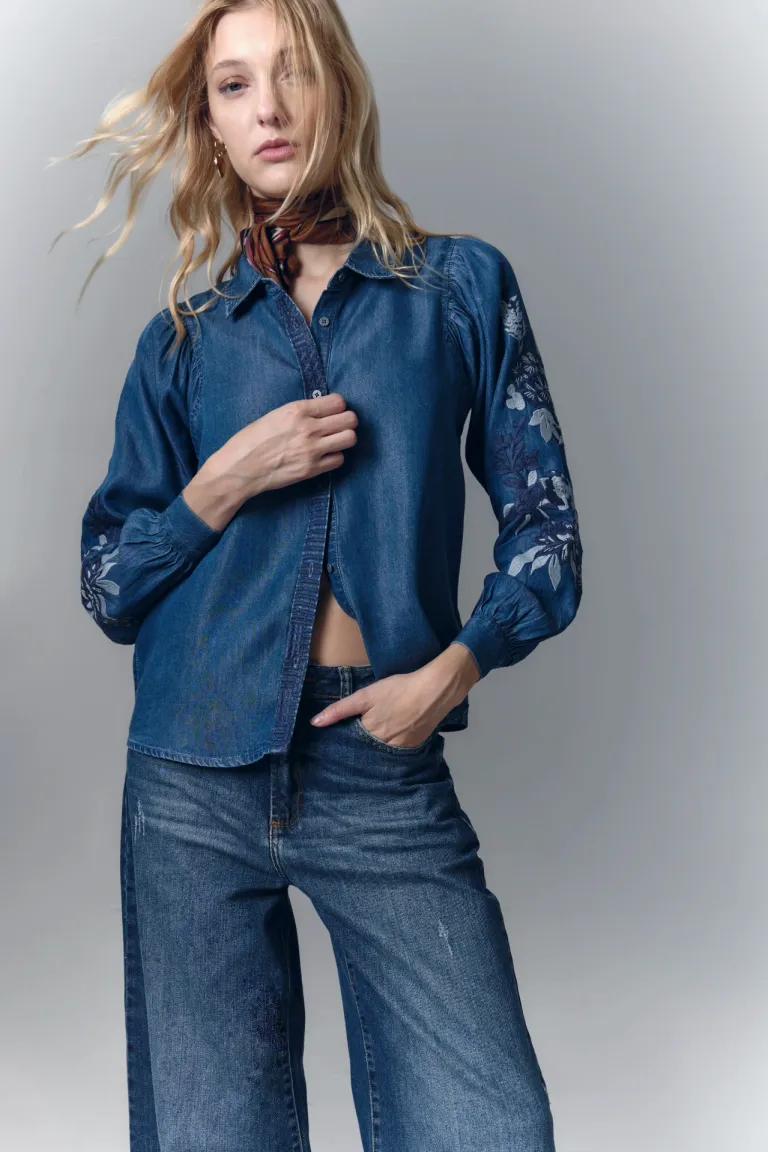 Camisa de manga larga con bordados florales en las mangas y cuello camisero de Rapsodia en Camisas para argentina