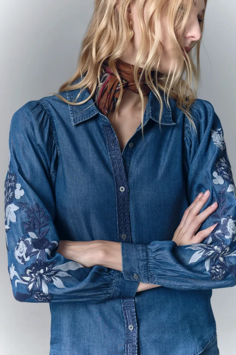 Camisa de manga larga con bordados florales en las mangas y cuello camisero de Rapsodia en Camisas para argentina