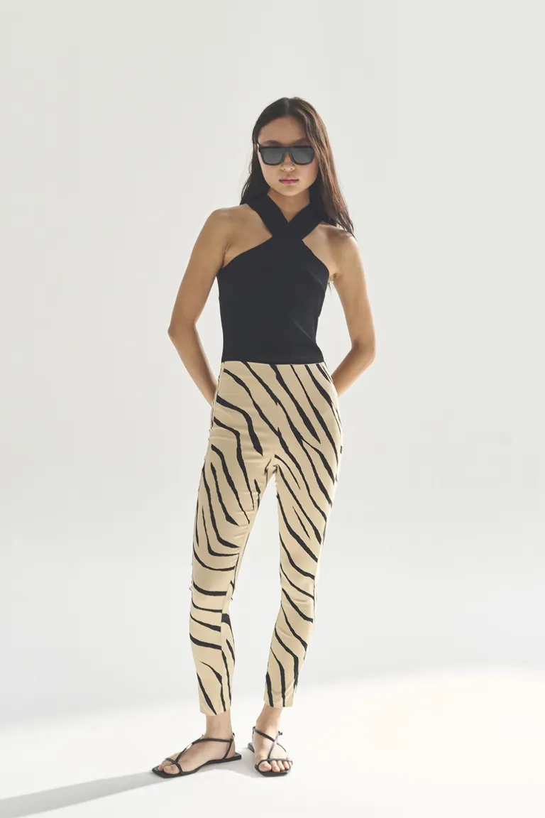 Elegante top sin mangas con cuello alto en un diseño atemporal y versátil de Akiabara en Tops para argentina