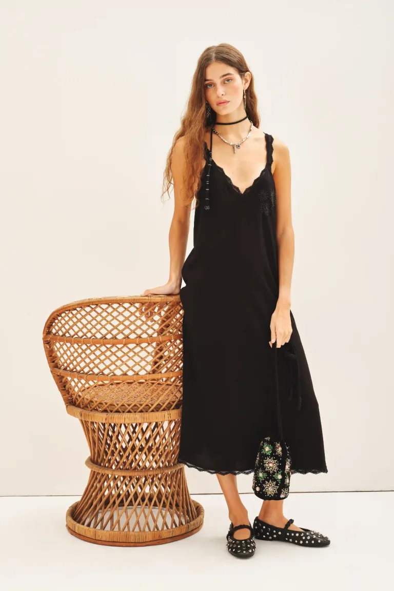 Vestido midi negro con detalles de encaje y tachas de Rapsodia en Vestidos para argentina
